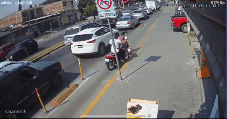 Video: Motociclista atropelló a una niña mientras cruzaba una ciclovía en León, Guanajuato