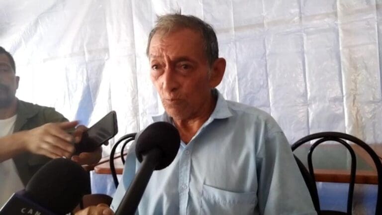 Un adulto mayor de 75 años denuncia la muerte de su esposa; afirma que se debió a una presunta negligencia médica.