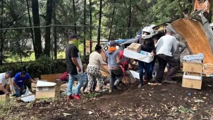 Camioneta de ayuda para Acapulco se vuelca en carretera y se roban todo