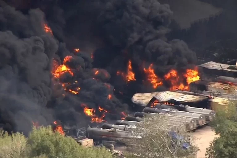 Explosión en planta química provoca evacuación en Texas