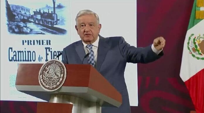 AMLO dio a conocer que emitirá un decreto para que trenes de pasajeros puedan circular por todas las vías férreas del país.