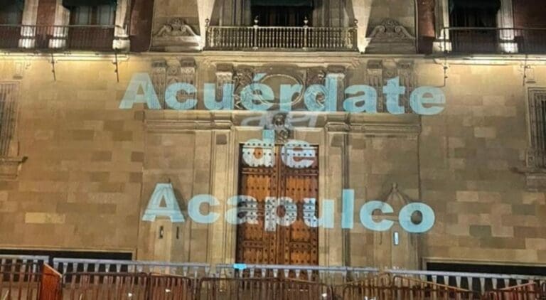 Los damnificados por el huracán "Otis" llegaron a la Cdmx. Proyectaron en Palacio Nacional el mensaje "Acuérdate de Acapulco".