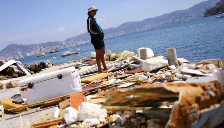 Turismo con causa: Familias visitan Acapulco para entregar víveres y nadar en el mar