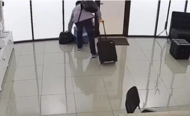 Hombre roba 53 iPhones en su primer día de trabajo como gerente en un tienda