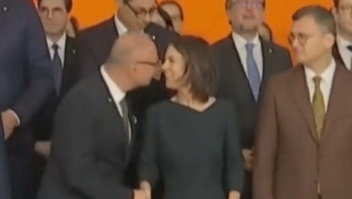 VIDEO: Canciller de Croacia intenta besar a diplomática de Alemania y genera polémica