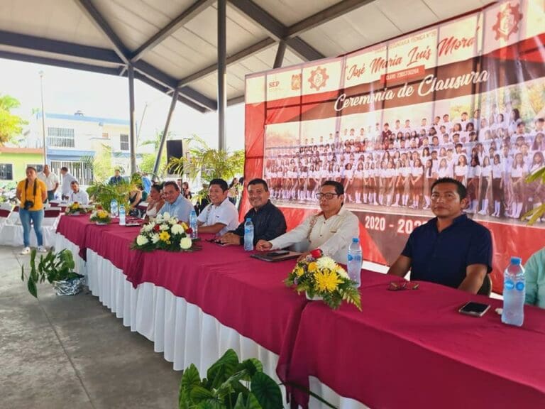 Participa la SEQ en graduación de la secundaria “José María Luis Mora”