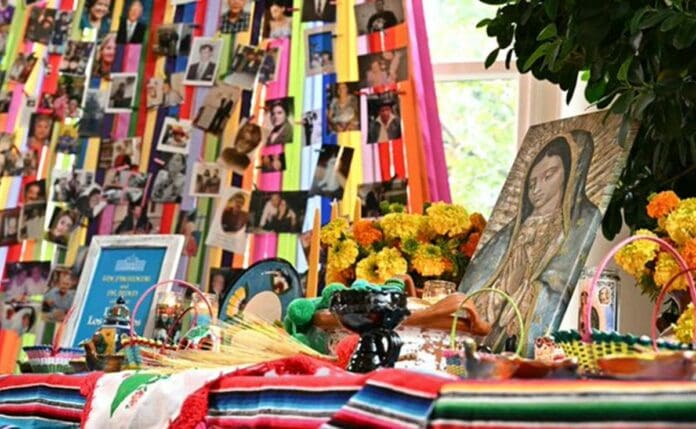 Instalan ofrenda del Día de los Muertos en la Casa Blanca y la abren al público