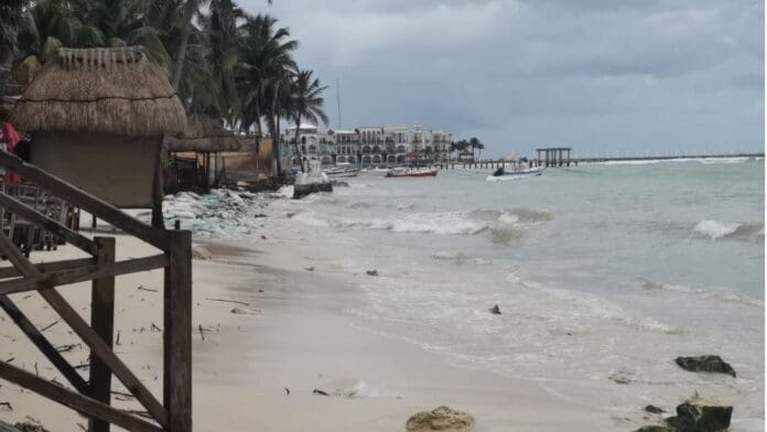 Frente frío provoca puerto cerrado, lluvias y bajas temperaturas en Playa del Carmen