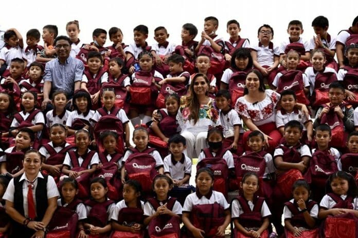 Acompaña la SEQ a la gobernadora Mara Lezama al arranque de entrega de útiles, mochilas y uniformes escolares