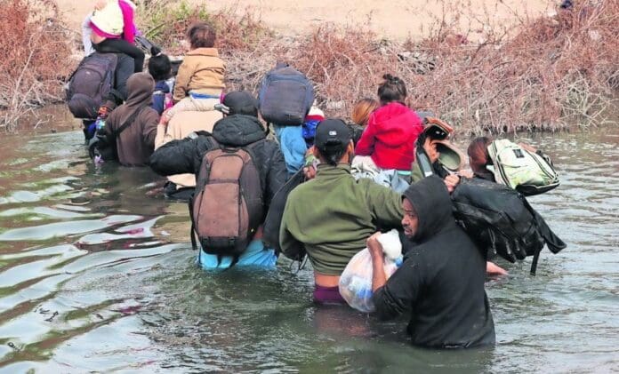 Traficantes de personas usan la IA para estafar a familiares de indocumentados