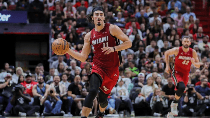 Mexicano Jaime Jáquez Jr. se disfrazó de héroe y salvó la Navidad de los Miami Heat en la NBA