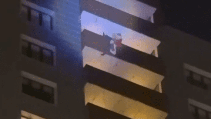 Video: Joven disfrazado de Santa Claus cayó desde un piso 24 en Rusia