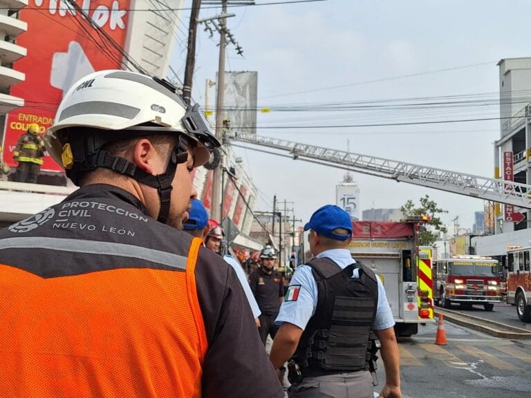 Video: Se registra incendio en Plaza TikTok en Monterrey; seis lesionados