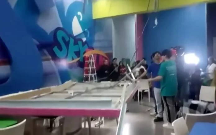 VIDEO Cae techo de salón de fiestas en Monterrey y cinco personas resultan lesionadas