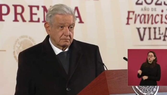 AMLO fue cuestionado por un periodista en la mañanera, quien acusó a los colaboradores del mandatario de mentirle.