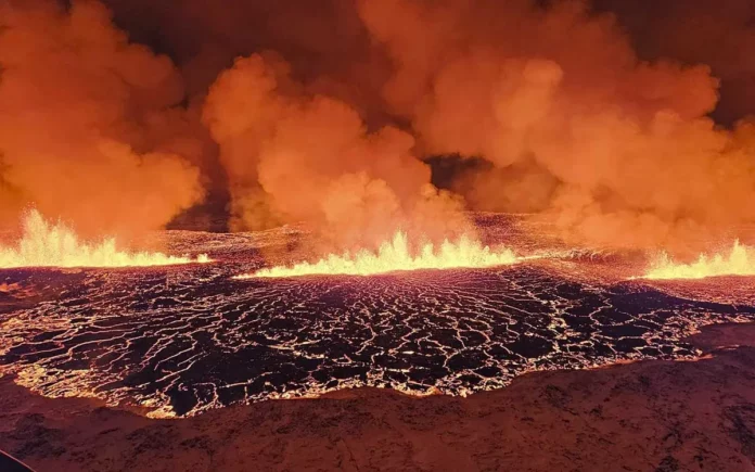 Volcán hace erupción en Islandia tras semanas de actividad sísmica