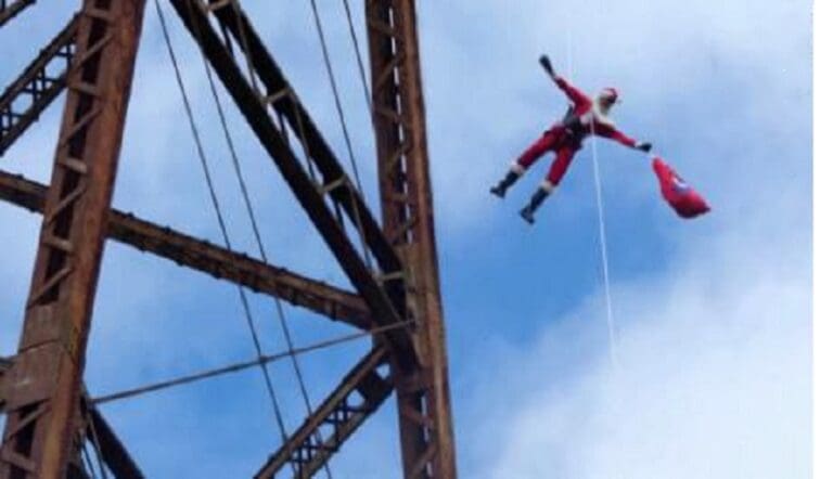 Video: En Guatemala, Santa sorprendió a niños bajando a rapel con regalos