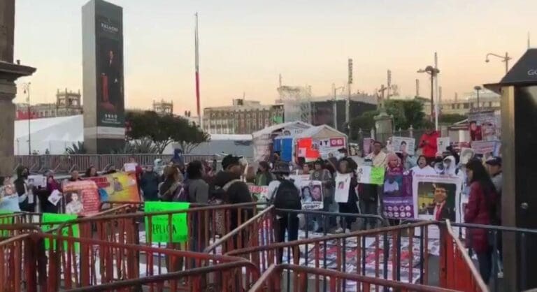 Algunas Madres Buscadoras protestaron esta mañana afuera de Palacio Nacional. Están inconformes con la nueva metodología del gobierno.
