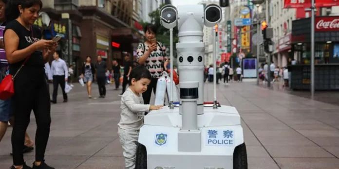 'Robocop' chino equipado con cámaras 360° de reconocimiento facial patrulla una ciudad