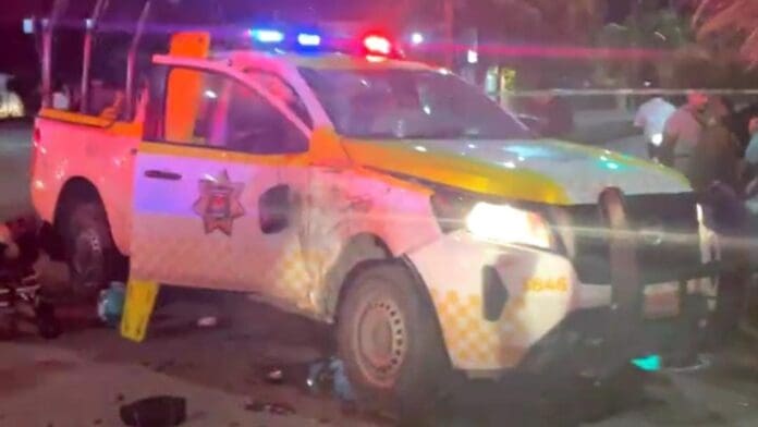 Ciudadanos acusaron a agentes de Tránsito de Cancún de volarse un alto y de haber atropellado a un motocicista.