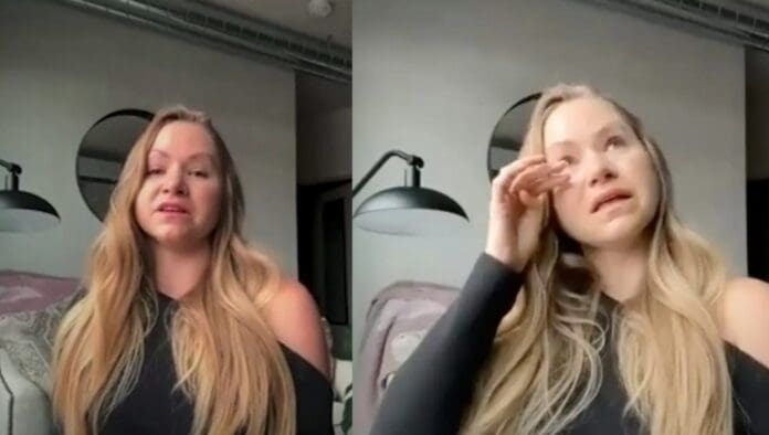 Mujer no tuvo hijos y culpa al feminismo de sentirse infeliz