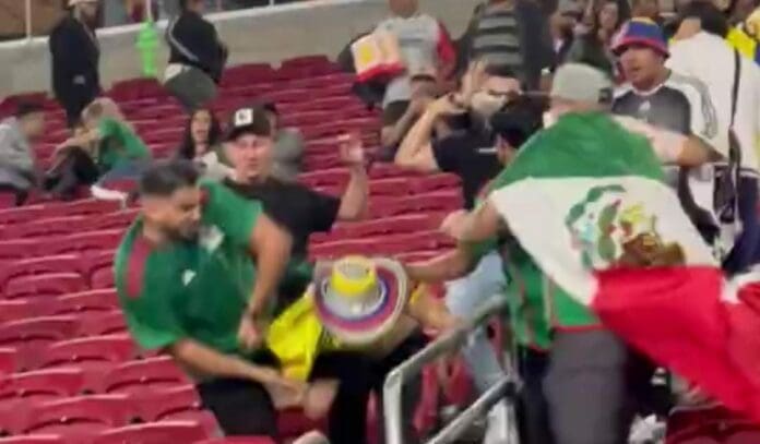 México perdió con Colombia en Los Ángeles. Algunos aficionados se agarraron a golpes en las tribunas del estadio.