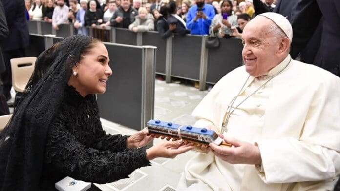 La gobernadora Mara Lezama entregó al papa Francisco un modelo a escala del Tren Maya, obra emblemática de la federación.