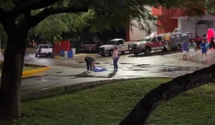 Un conductor arrolló a una pareja de adultos mayores en el centro de Cancún, afuera de Bomberos. Una mujer perdió la vida. El tipo huyó.