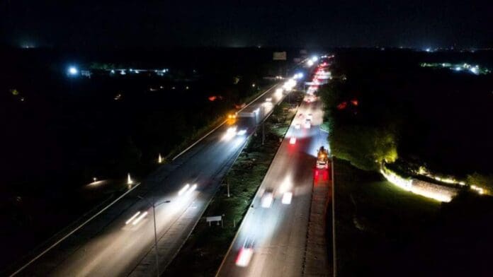 Ha comenzado la colocación de los 160 postes y 320 lámparas que iluminarán los accesos de Playa del Carmen.