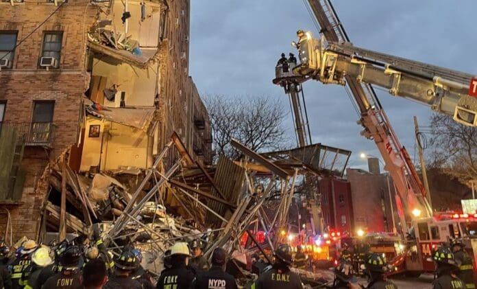 VIDEO Edificio colapsa parcialmente en Nueva York, equipos de rescate buscan víctimas