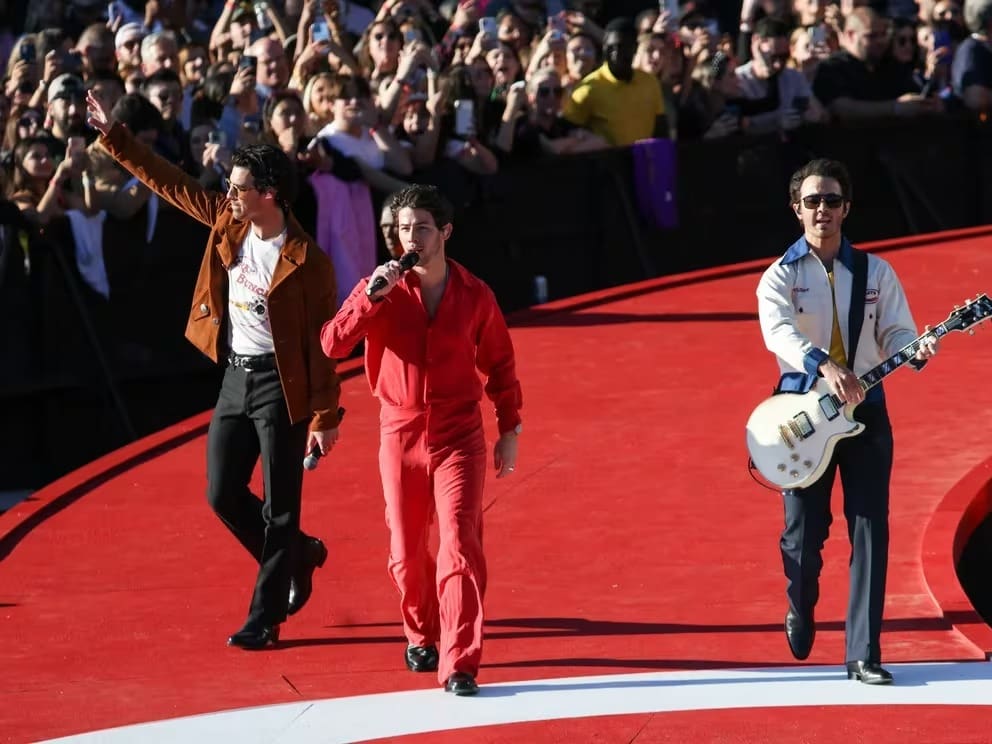 Jack Black apareció por sorpresa en el show de Jonas Brothers para interpretar su famoso tema de “Super Mario Bros”