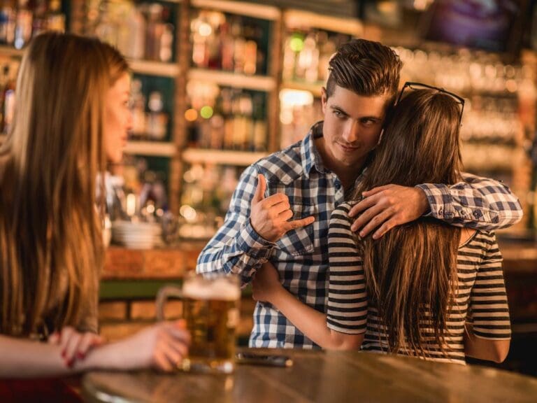 Video: Mujer acepta infidelidad de su esposo a cambio de que la siga manteniendo