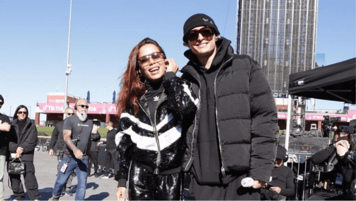 Video: Peso Pluma no pudo con la sensualidad de Anitta; se le notaba nervioso en pleno show