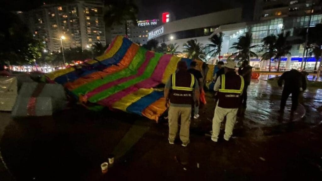Fuertes vientos derriban la estructura del burrito sabanero de Malecón Tajamar en Cancún