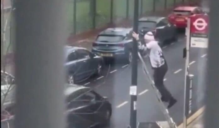 VIDEO: Captan a un hombre quitando la bandera Palestina en Tower Hamlets, Londres