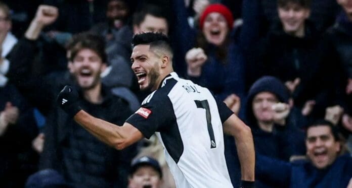 El delantero Raúl Jiménez está de vuelta. Anotó su tercer gol en esta semana. Los aficionados esperan que siga marcando.