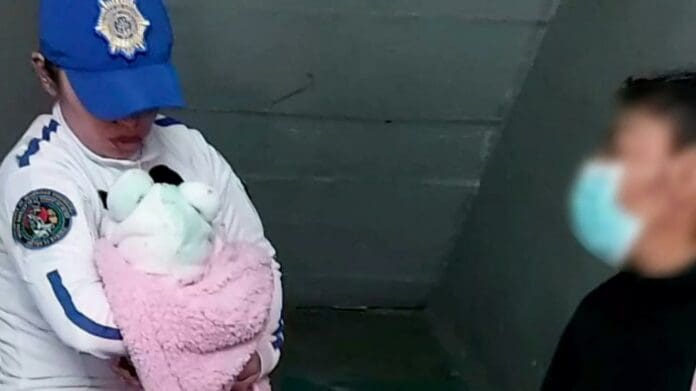 Policía amamanta a bebé de mujer que se desmayó en el Metro de Edomex