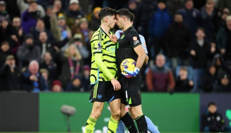 Dibu Martínez terminó con el rostro herido en el partido entre el Aston Villa y el Arsenal
