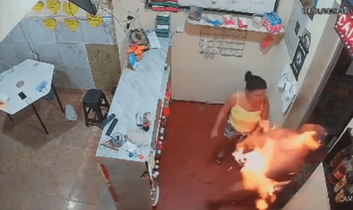 Mujer prende en fuego a su esposo