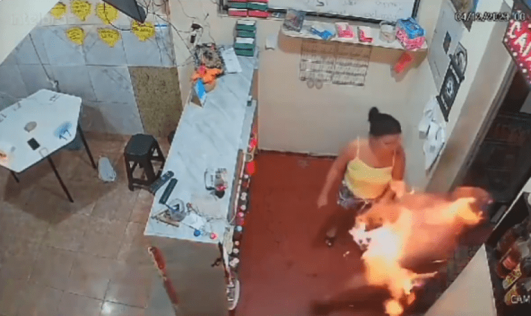 Mujer prende en fuego a su esposo