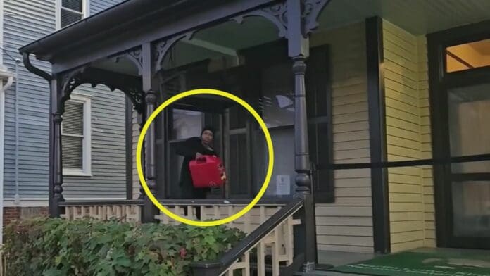 VIDEO Turistas impiden que una mujer incendie la casa natal de Martin Luther King