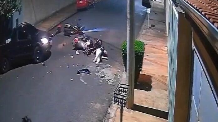 VIDEO: Cámaras de vigilancia captan impresionante choque entre dos motociclistas