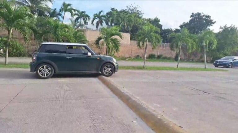 LadyTopes: Coloca señora "tope-barda" en Playa del Carmen que daña cientos de vehículos