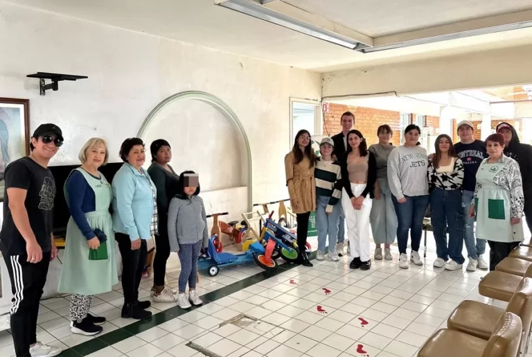 Alumnos de Anáhuac Puebla donan juguetes creados en Laboratorio de Fabricación Digital