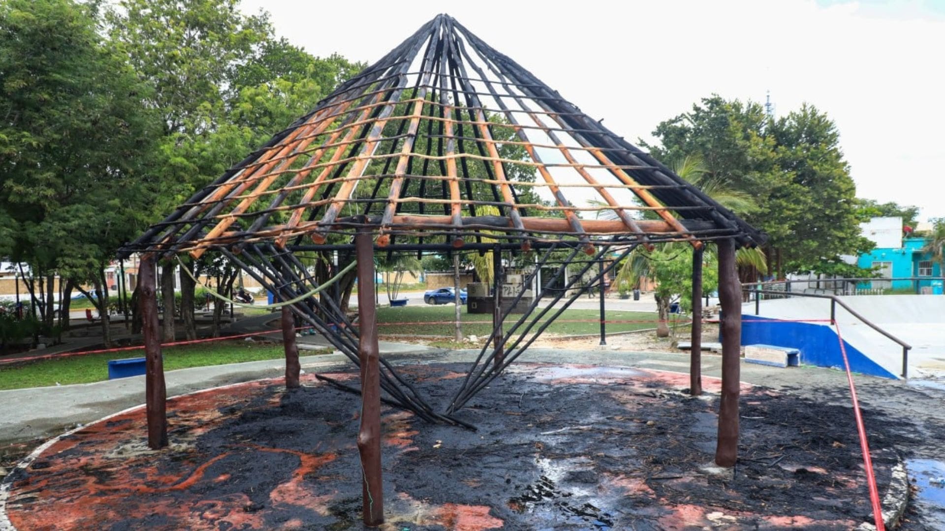 Descuido provoca incendio en palapa de un parque