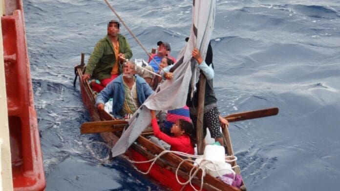 Rescata Marina a siete personas de origen extranjero con todo y perrito en aguas de Quintana Roo
