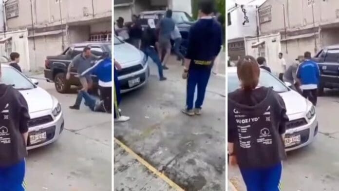 Video Estudiantes y padres de familia se lían a golpes en Puebla