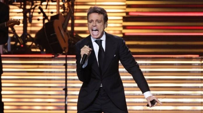 Video: Luis Miguel sorprende a sus fans con una imagen más jovial y deja ver sus brazos ejercitados