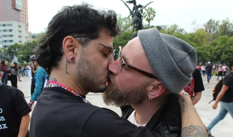Realizan 'Besotón Sidoso' en Bellas Artes CDMX por Día Mundial de la lucha contra el SIDA