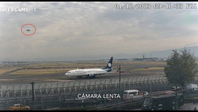 Captan supuesto OVNI sobrevolando el AICM
